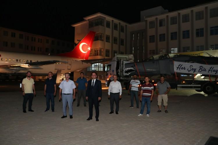 <p>Uçağın tüm parçalarının eksiksiz olduğunu da kaydeden Çevik, "Motorundan kanatlarına kadar her şeyi eksiksiz. Bu uçağın emsalleri şu anda hala Türk Hava Kuvvetleri’nde görevlere katılıyor.</p>
