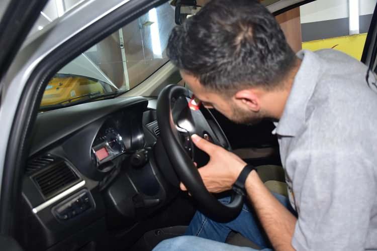 <p>Toplumda araç markası taşımayan ürünlerin sahte olduğu gibi çok yanlış bir algı olduğunu, sahte ürünün araç veya yedek parça üreticisi tarafından üretilen ya da ürettirilen ürünlerin tamamen dışında olduğunu kaydeden Yücetürk, ''Bu sahte ürünler; tamamen yasadışı yollarla merdiven altı olarak tabir edilen yerlerde üretilerek, hem araç hem de parça üreticisinin adının kullanıldığı ne olduğu belirsiz mamullerdir. Araç üreticisinin markasıyla üretilen parçalar daha yüksek fiyata satıldığı için, pazarda bu ürünlerin sahtesine denk gelme olasılığı daha fazla” ifadelerini kullandı.</p>