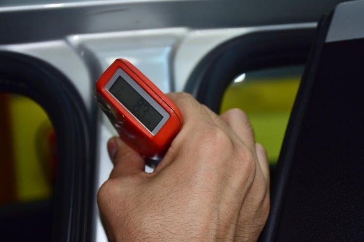 <p><span style="color:#FF8C00"><strong>GERÇEĞİNDEN AYIRT ETMEK ZOR</strong></span></p>
<p>Tüketiciler sadece dış görünüme bakarak meşru bir otomotiv parçası ile bir sahte ürünü ayırt etmekte zorlanabileceğinin altını çizen Yücetürk, ''Tüketiciler yanlışlıkla standart altı ve güvensiz olabilecek ürünler satın alabildiler. Sahte ürünler kalite açısından önemli ölçüde farklılık gösterdiğinden, sahte ürün kullanıldığında performans düşüklük riski her zaman vardır. Bu sahte parçalar mevzuat standartlarını karşılayacak şekilde üretilmemiştir, ancak araç içindeki diğer parçalarla etkileşime tabi olacak şekilde tasarlanmıştır ve hız, sıcaklık ve değişen yol yüzeyleri gibi önemli ve zorlu koşullara tabidir. Bu ortamlarda ki sonuçları ciddi kazalara ve can kaybına yol açabilir.'' diye konuştu.</p>