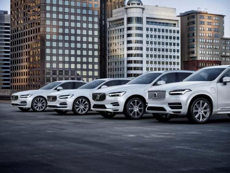 <p><span style="color:#FF8C00"><strong>2020’DE YÜZDE 85 BÜYÜYECEĞİZ</strong></span></p>
<p><strong>Volvo Cars Avrupa, Afrika ve Ortadoğu (EMEA) Başkan Yardımcısı Sabri Sözen:</strong> Pazar büyürken lüks araç satışında daralma yaşanmasında tedarikte yaşanan sıkıntının etkisi büyük. Haziran ayını çok iyi kapatabilecekken arz sorunu satışları frenledi. İkinci yarıda lüks pazarının daha hareketli olmasını bekliyoruz. Temmuz ayında arz daha fazla olacaktır. Biz Volvo olarak eylüle kadar gelecek tüm araçları önden sattık. Hacimli markalar daha çok stokla premium markalar ise daha sipariş ile çalışıyor. Volvo Cars Türkiye olarak yılı yüzde 85 büyüme ile kapatacağımızı öngörüyoruz. Yıl sonunda ise pazarın 650 bin adetlere ulaşacağını öngörüyoruz.</p>