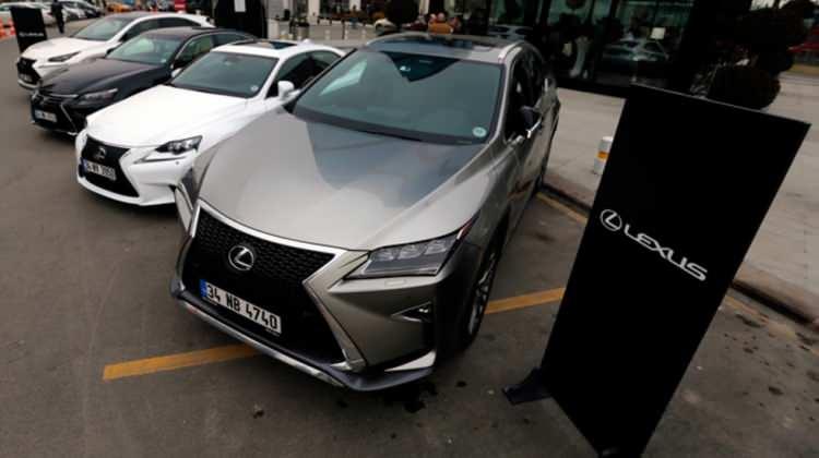 <p><span style="color:#FF8C00"><strong>İLK YARIDA YÜZDE 220 BÜYÜDÜK</strong></span></p>
<p><strong>Lexus Türkiye Direktörü Selim Okutur:</strong> İlk 6 aylık satış performansımız geçtiğimiz yıla göre yüzde 220 oranında artış gösterdi. Toplamda bu dönemde 67 araç sattık. Şimdiye kadarki en iyi ilk yarı performansımız oldu. 2019’un üzerinde satış öngörüyoruz.. Çok yakın zamanda trafikte Lexus amblemli araçları daha çok görmeye başlarız diye düşünüyorum.</p>