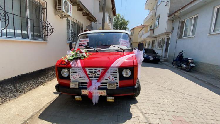 <p>Bursa’nın İznik ilçesinde yaşayan Ragıp Ablay’ın hurda haldeyken satın alıp onardığı minibüs görenlerin ilgisini çekiyor.</p>

<p> </p>

