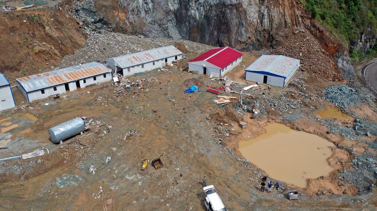 <p>Şantiyenin zarar görebileceğini düşünen işçiler, dinlendikleri koğuşu da boşaltarak yolun karşısına geçti.</p>
<p> </p>