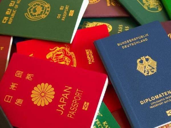 <p>Vize almadan seyahat edilebilecek ülke sayısına göre, dünyanın en değerli pasaportları belli oldu. Japonya 193 ülkeye vizesiz seyahat ile ilk sıraya yerleşti. Listenin son sırasında yer alan ülkenin ise 26 ülkeye vizesiz seyahat imkanı bulunan Afganistan’ın olduğu belirlendi. Türkiye peki listeye kaçıncı sıradan girdi? İşte en güçlü pasaporta sahip ilk 20 ülke ve Türkiye'nin sırası...</p>
