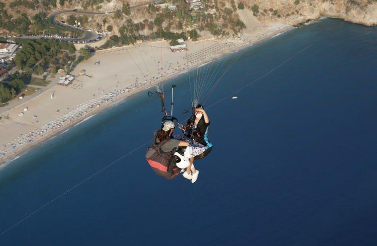 <p>Muğla'nın Fethiye ilçesinde yamaç paraşütü pilotu Hasan Kaval, özel olarak hazırlanan düzenekle paraşütüne bağladığı masada, yüzlerce metre yüksekte Ölüdeniz manzarasında yaptığı Türk kahvesi içip, lokum yedi</p>

