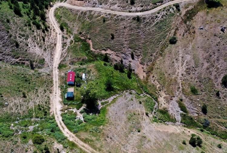 <p>Çok sayıda çeşme ve pınarı barındıran yaylalara ulaşımın sağlandığı Beyşehir-Yeşildağ üzerindeki 55 kilometrelik rota, kıvrımlı yolları, göl manzarasının yanı sıra yeşil ile mavinin eşsiz ahengi arasında göz alıcı bir seyir zevki sunuyor.</p>
<p> </p>