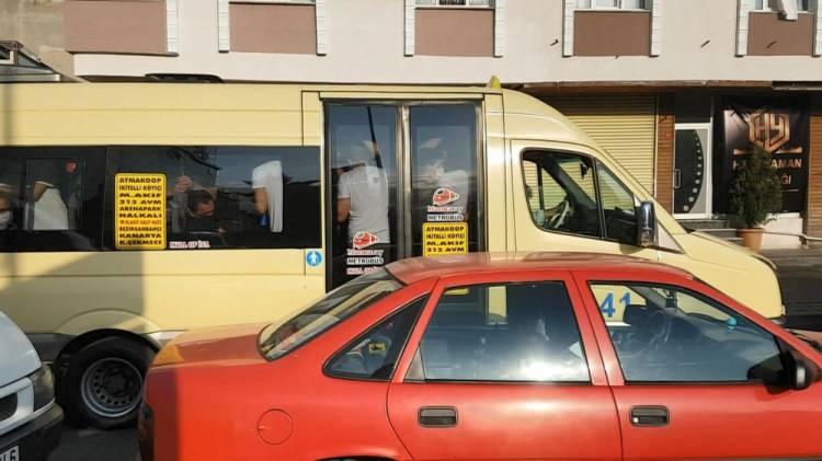 <p>İstanbul Küçükçekmece ve Esenyurt'ta çalışan minibüsler tüm uyarılara rağmen kapasitesinin üzerinde yolcu taşımaya devam ediyor.</p>
