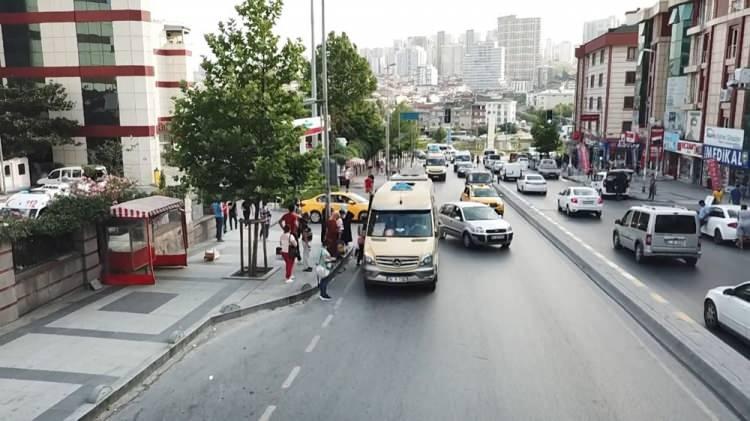 <p>Minibüs sürücüleri 'Sosyal mesafe', 'kapasite azaltma' ve 'trafik kuralları' gibi her türlü ihlali yaparak yollarına devam etti. </p>