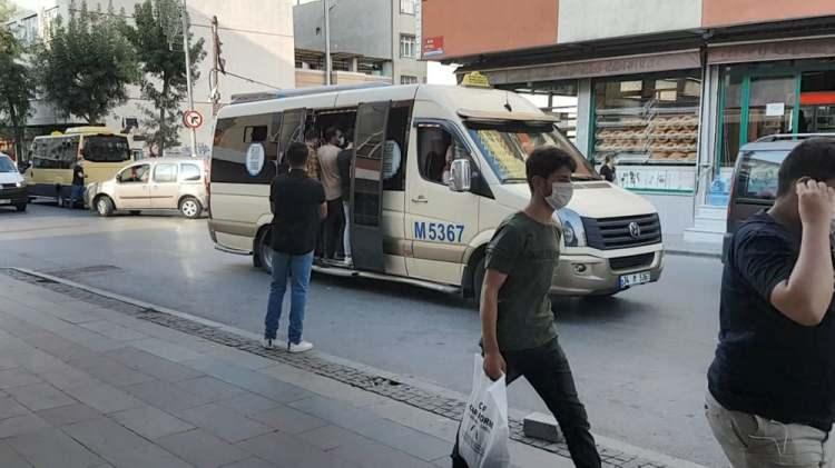 <div>"PARALARI İADE ETMEDEN, YARI YOLDA İNDİRİYORLAR"</div>
<div>Polislerin denetim yaptığını öğrenen minibüs şoförleri, yolcuları ücretlerini iade etmeden yarı yolda indirdi. Bazı yolcular ile minibüs şoförleri arasında tartışma yaşanırken, kimi yolcular ise minibüsün fotoğrafını çekip, ilgili yerlere şikayette bulunacaklarını ifade etti.</div>