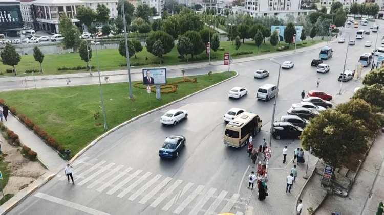 <p>DRONE'LU DENETİMDEN KAÇAMADILAR <br />
Esenyurt İlçe Emniyet Müdürlüğü'ne bağlı trafik polisleri, 19 Mayıs Bulvarı üzerinde güzergah dışına çıkan ve yolcu sayısının fazla olduğu minibüslere, drone ile denetleme yaptı. Havadan denetlemeyi fark edemeyen şoförler, Küçükçekmece'de yerden yapılan denetlemeleri birbirine haber vererek, cezadan kurtulan minibüs şoförleri gibi, cezadan kaçamadı. Uygulama sonucu, kural ihlali yapan minibüs şoförlerine cezai işlem yapıldı.</p>