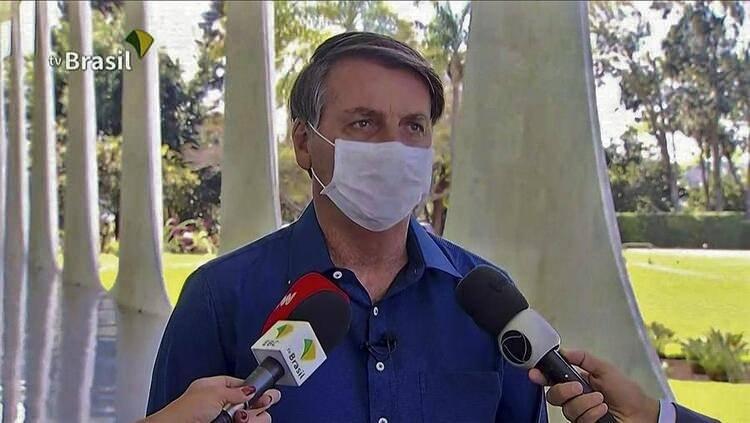 <p>Dün sabah saatlerinde yüksek ateş şikayeti olduğu bildirilen devlet başkanının Covid-19 testi yaptırdığı duyurulmuş, akşam saatlerindeyse Bolsonaro'nın koronavirüs kaptığı açıklanmıştı.</p>

<p> </p>
