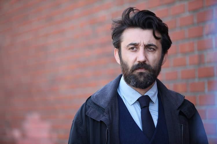 <p>27 Mayıs 1980 tarihinde Adana'da dünyaya geldi. 1999 yılında Seyhan Belediye Tiyatrosu'nda amatör olarak oynamaya başladı. 2007 yılında Çukurova Üniversitesi Devlet Konservatuvarı Tiyatro Bölümü'nden mezun oldu.</p>