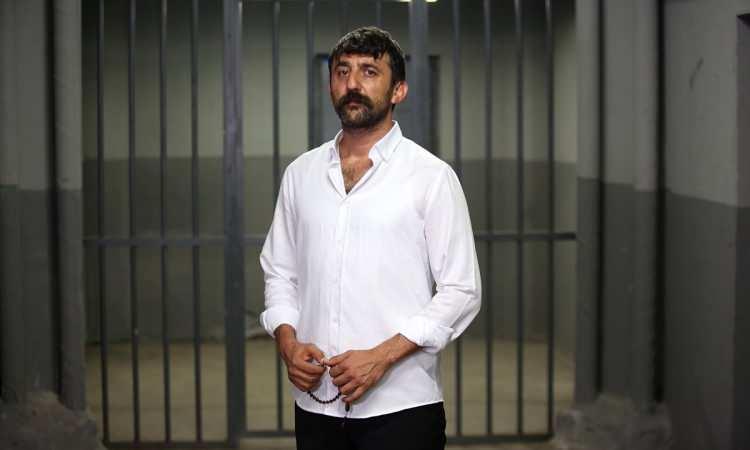 <p>Ancak asıl şöhreti, Çukur dizisinde canlandırdığı Cumali Koçovalı karakteriyle elde etti. </p>
