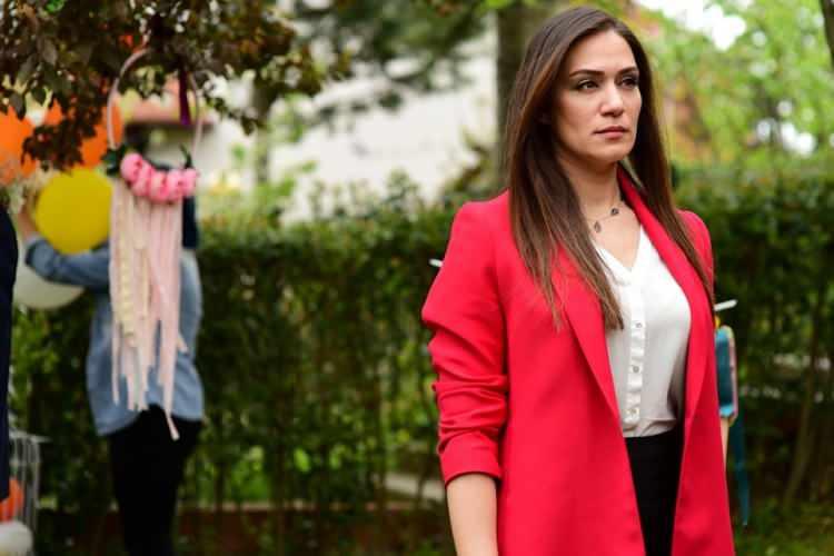 <p>Bale ile iç içe olan bir ailede tiyatroya yönelen Borak, 8 yaşındayken Şehir Tiyatroları'na girdi. Profesyonel oyunculuğunun orta dönemlerine kadar burada sahne almaya devam etti.</p>