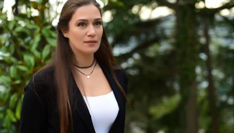 <p>Hemen ardından Ihlamurlar Altında, Eşref Saati ve Küçük Kadınlar gibi başarılı projeler geldi. 2009 yılında rol aldığı Eyvah Eyvah filmiyle şöhreti elde etmiş oldu.</p>