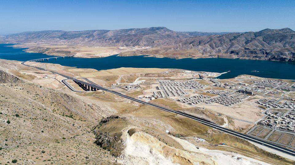 <p>Teknelerin en az 10 kişi kapasiteli olacak şekilde hizmet sunacağını aktaran Koç, "Ziyaretçilerimiz burada çeşitli su üstü sportif faaliyetleri de yapabilecek. Çok önemli bir bölgede turizm hareketliliğini burada başlatmış olacağız." diye konuştu.</p>

<p> </p>
