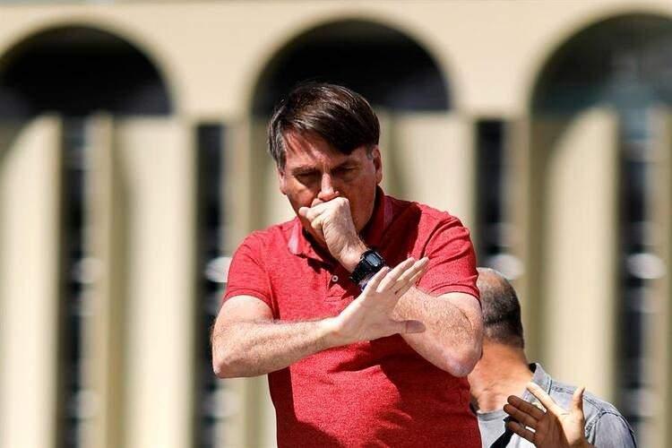 <p>Devlet başkanı Bolsonaro, Brezilya'daki koronavirüs karşıtı eylemlere de ön saflarda katılmış ve bu davranışı dünyada gündem olmuştu.</p>
<p> </p>