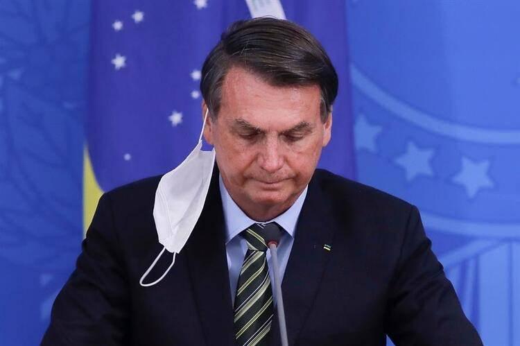 <p>Vurdumduymaz tavırlarıyla tepki toplayan Bolsonaro ise bu konularda hiç yorum yapmamış, sessiz kalmayı tercih etmişti.</p>
<p> </p>