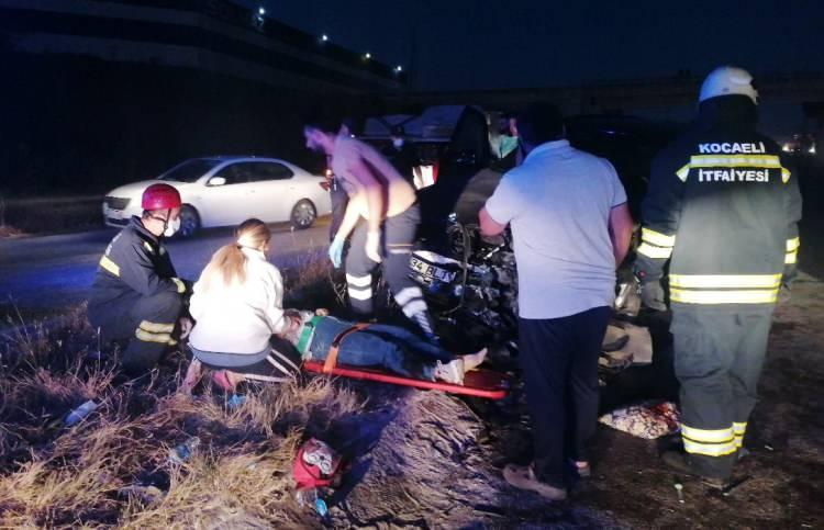 <p>Kocaeli’nin Gebze ilçesinde 2 aracın ters yöne girerek karşı şeritten gelen otomobil ile kafa kafaya çarpışması sonucu meydana gelen trafik kazasında 7 kişi yaralandı. </p>
