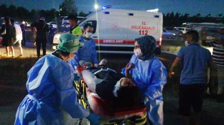 <p>3 aracın karıştığı trafik kazasında 41 LU 760 plakalı otomobil sürücüsü Emrah D. ile araçlarda bulunan Cansu Varol, Nuran Varol, Dilan Yüce, Bulut Yüce, Kevsernur Demir ve ismi henüz öğrenilemeyen bir kişi yaralandı. </p>