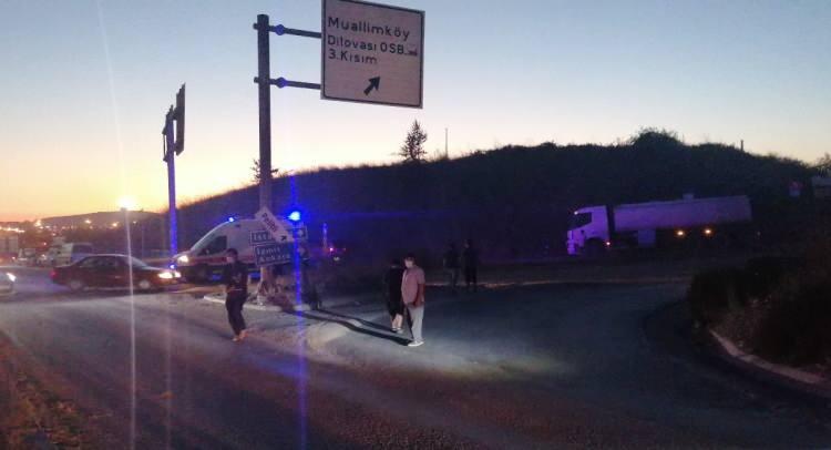 <p>yaralandı. 3 aracın karıştığı ve toplam 7 kişinin yaralandığı kaza bölgesi adeta savaş alanına dönerken, çevredeki vatandaşların haber vermesi üzerine olay yerine çok sayıda polis, itfaiye ve sağlık ekibi sevk edildi. </p>