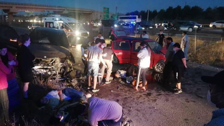 <p> Edinilen bilgiye göre, ters yöne giren B.Y. idaresindeki 34 BLT 98 plakalı cip ile Ş.Y. idaresindeki 16 JPE 39 plakalı otomobil, Emrah D. idaresindeki 41 LU 760 plakalı otomobil ile kafa kafaya çarpıştı. </p>