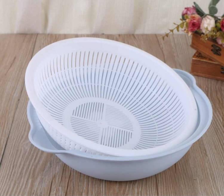 <p><span style="color:#0000CD"><strong>KATI MEYVE SIKACAĞI</strong></span></p>
<p>Eski usul mutfak eşyalarından biri olan katı meyve sıkacağı, günümüzde olduğu gibi otomatik olarak değil kol gücüyle çalışmaktaydı.</p>
