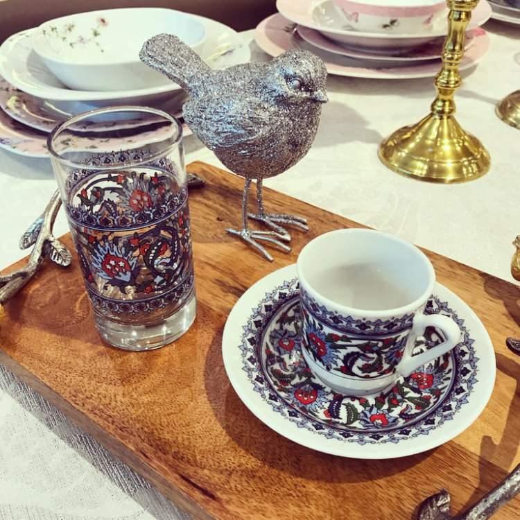 <p><span style="color:#0000FF"><strong>ÇİNİLİ KAHVE FİNCANI SETİ</strong></span></p>

<p>Günümüzde halen kullanılmaktadır. Mutfakların en şık parçalarındandır.</p>
