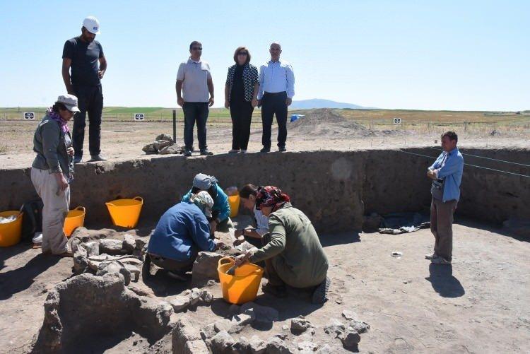 <p>Doç. Dr. Murat Türkteki, “Burada 1300 yıl boyunca, milattan önce 3200-1950 yılları arasında yaşamın izlerini takip etmemiz mümkün. Yaklaşık 10 metrelik bir kültür dolgusu var. 350 metreye, 250 metre boyutlarında bir yerleşmeyi kazıyoruz. Yerleşme, sadece bu ovanın ürününün depolandığı yer değil, aynı zamanda Mezopotamya'dan Balkanlara uzanan bir ticaret hattının da ortasında yer alıyor. Höyüğün yüksekliğini 10 metre olarak söyleyebiliriz. Yerleşme bu bölgenin merkezi konumunda olduğu için oldukça büyük ve önem arz ediyor. 5 bin yıl önce ilk şehirciliğin başladığı yerlerden birisi. Bugüne kadarki çalışmalarla yerleşme planını ortaya çıkarmış vaziyetteyiz” diye konuştu.</p>
<p> </p>
