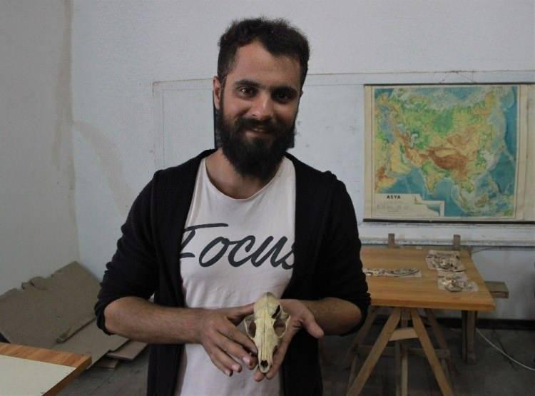 <p>"Alanın geri kalan kısmında ise daha çok, bizim küp mezar dediğimiz çömlek mezarlar ortaya çıkarıldı. Mezarlığın bu kesimi daha çok, kadınların ve çocukların olduğu, biraz daha mezarlık alanının etrafındaymışız gibi görünüyor. Mezarlığın tam olarak merkezini kazmadık. Çocuk gömülerinde ve diğer gömülerde ölü hediyelerine de rastladık. Bunlarla ilgili çalışmalarımız devam ediyor. </p>
<p> </p>