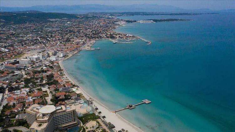 <p>2- ÇEŞME / İZMİR<br />
<br />
Yazlıkçıların çok rağbet ettiği Çeşme'de konutların metrekare fiyatları yaklaşık 9 bin TL.</p>