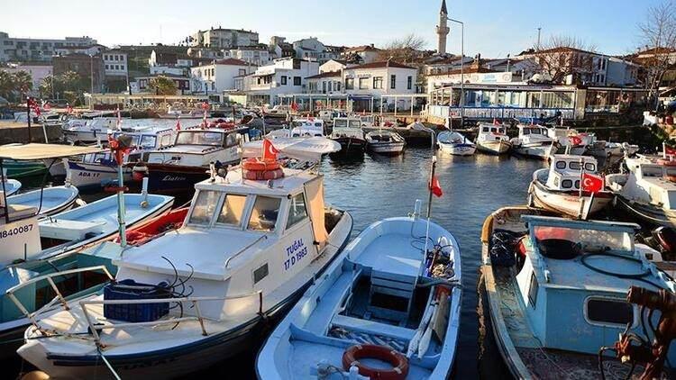 <p>1- BOZCAADA / ÇANAKKALE<br />
<br />
Araştırma sonuçları gösteriyor ki, Türkiye’nin üçüncü büyük adası olan ve son yıllarda tatilcilerin gözde tatil beldelerinden biri haline gelen Bozcaada, Türkiye’nin en değerli tatil beldesi. 30 Haziran - 30 Eylül arası inşaat yasağı uygulanan ve çadır kurmanın da yasaklandığı Bozcaada’da ortalama satılık konut metrekare fiyatları 11 – 12 bin TL bandında.<br />
<br />
İşte değeri en çok artan yazlık yerleri...</p>
