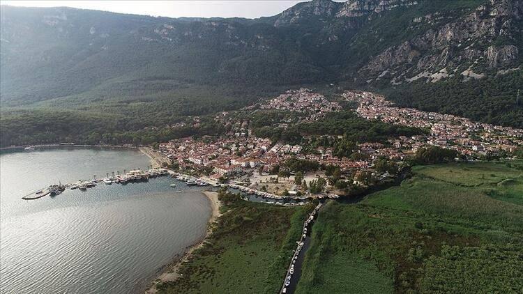 <p>GABORAS Türkiye Yaz Turizm Bölgeleri Konut Değer Endeksi’ne göre, Covid 19 salgını sonrasında değerini en çok artıran tatil beldesi ise Antalya’nın Kemer ilçesi oldu. Yerli turistlerin olduğu kadar yabancı turistlerinde yazlık ev aldığı Kemer’de bir yıl içinde metrekare fiyatları yüzde 32 arttı.</p>

<p> </p>
