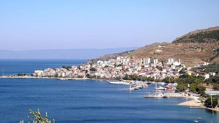 <p>Muğla’nın önemli turistik ilçelerinden biri olan ve dünyaca meşhur Dalyan’ı sınırları içinde bulunduran Ortaca da yazlık evlerin metrekare fiyatlarının en çok arttığı tatil beldelerinden biri. Bir yıl içinde Ortaca’da yazlık evlerin metrekare fiyatları yüzde 26 artmış durumda. Ortaca’yı yüzde 25’lik değer artışıyla Antalya’nın Konyaaltıilçesi takip ediyor.</p>
