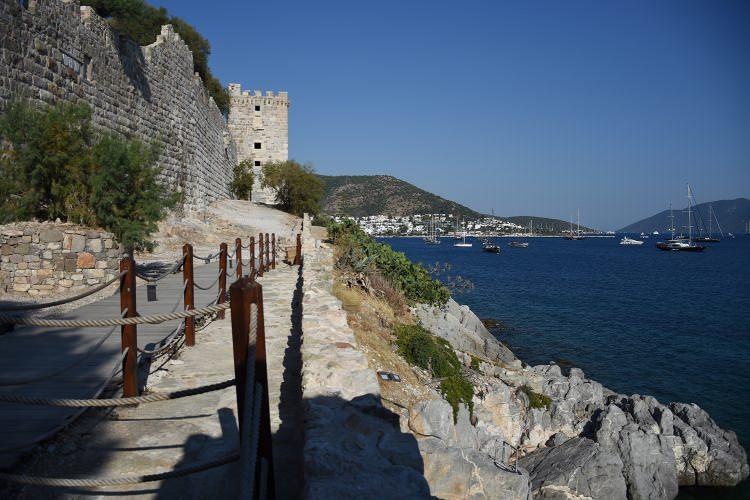 <p>Bodrum'un kültür turizmiyle de zengin olduğunu anlatan Özyer, "Yerli ve yabancı bütün ziyaretçilerimizi Bodrum Kalesi'ne de bekliyoruz. Kale dışında dünyanın yedi harikasından biri olarak lanse edilen Mausoleum Anıt Müzesi var. Bu açık hava sergi alanı Bodrum Kalesi'nden yürüme mesafesinde. Ziyaretçiler, Bodrum Kalesini, Mausoleum'u ve Antik Tiyatroyu gezebilirler. Hepsi de kültür turizmine hizmet eden, bakanlığımıza bağlı ören yerlerimiz ve müzemiz." diye konuştu.</p>