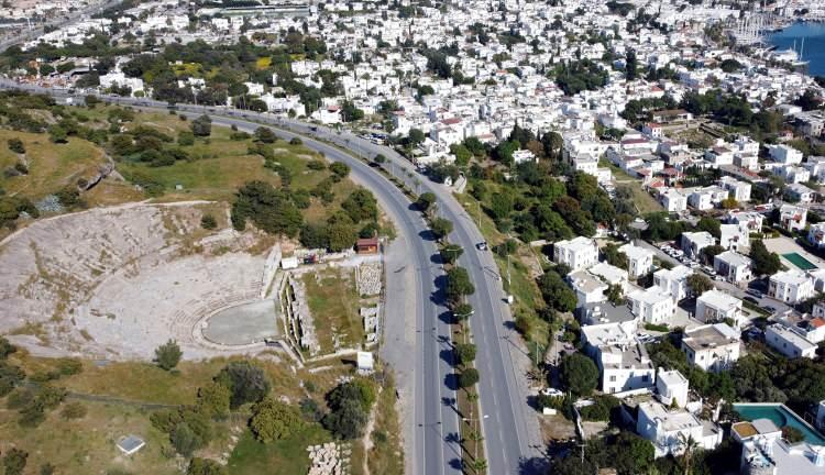 <p><strong> Bodrum, kültür turizmiyle de söz sahibi olmak istiyor</strong></p>
<p>Kültür ve Turizm Bakanlığı Muğla Rölöve ve Anıtlar Müdürü Bilge Özyer de Bodrum Kalesi'nde üç yıl restorasyon çalışması yürütüldüğünü kaydetti.</p>