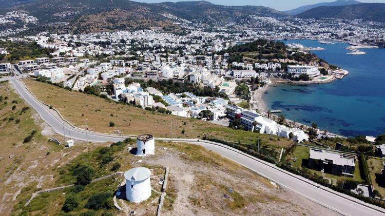 <p><strong> "Ülkemizin tek su altı arkeoloji müzesi olma özelliğini de taşıyor"</strong></p>

<p>Bodrum Kalesi Sualtı Arkeoloji Müzesi Müdürü Hüseyin Toprak, AA muhabirine yaptığı açıklamada, Bodrum Kalesi'nde toplamda sekiz salonun ziyarete açıldığını söyledi.</p>
