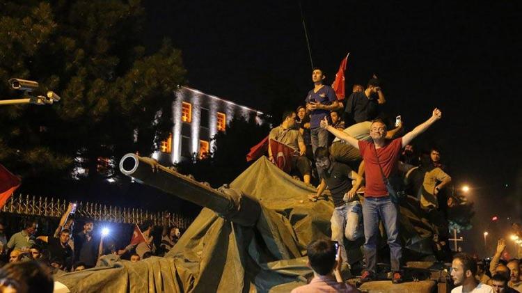 <p><strong>15 Temmuz 2016'nın üzerinden 4 yıl geçti. Şehitlerimiz dualarla anılıyor. Vatandaşlar, şanlı direnişi bir kez daha hatırlamak ve hislerini paylaşmak amacıyla 15 Temmuz mesajlarını Google üzerinden aratıyorlar. 2020 yılı 15 Temmuz kahraman şehitlerini anma mesajları ve sözlerini haberimizde derledik.</strong></p>
