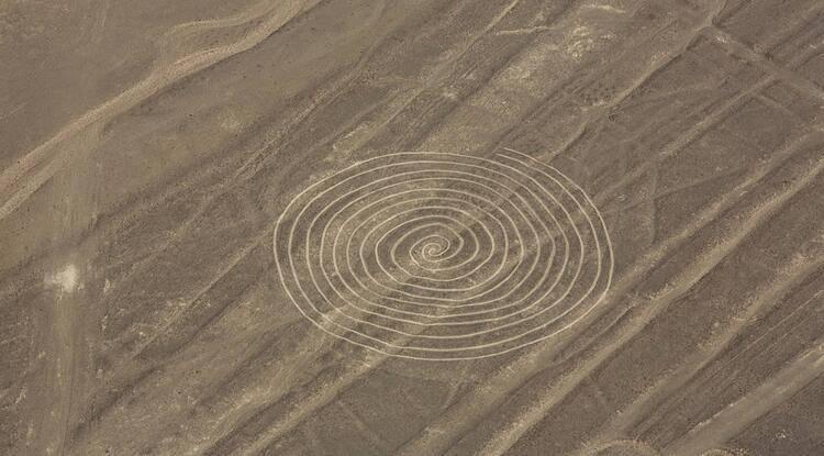 <p>Peki bu çizgilerin sırrı nedir? </p>

<p>İlk olarak Amerikalı arkeolog Paul Kosok ise Nazca Çölü üzerinde yaptığı keşif uçuşunda yer çizimlerinin fotoğrafını çekti. Bu sayede çizgilerin varlığına ilişkin ilk somut kanıt 1939'da ortaya çıkmış oldu.</p>
