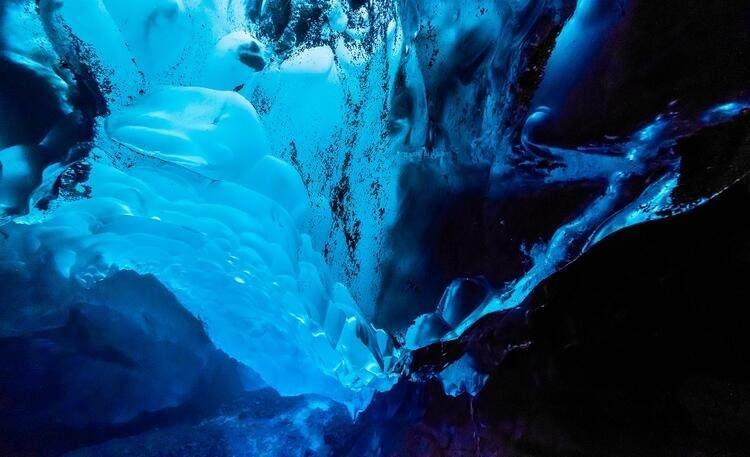 <p><strong>Mendenhall Ice Caves / Mendenhall Buz Mağaraları (Alaska)</strong></p>
<p>Oluşumu hakkında bilim insanlarını şaşırtan doğal bir oluşum. Mağaranın içerisindeki buz kristallerinde mavinin farklı tonlarını görebilirsiniz.</p>