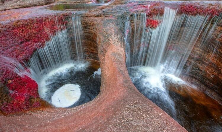 <p><strong>Cano Cristales / Kano Kristalleri (Kolombiya)</strong></p>

<p>Yaz aylarında kırmızıya boyanan nehir, benzersiz bir bitki örtüsüne sahip. Burası yeryüzünün görülmesi gereken gizemli sularından...</p>
