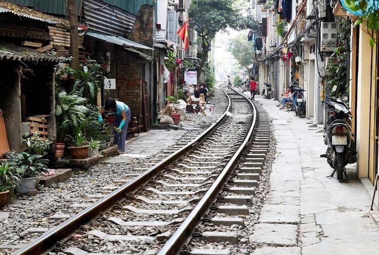 <p><strong>The Doorway Railway of Honoi / Hanoi’nin Giriş Demiryolu (Vietnam)</strong></p>
<p>Mağazaların, yerleşim yerlerinin önünden geçen Hanoi kentinin girişindeki garip demiryollarından bir tanesi.</p>