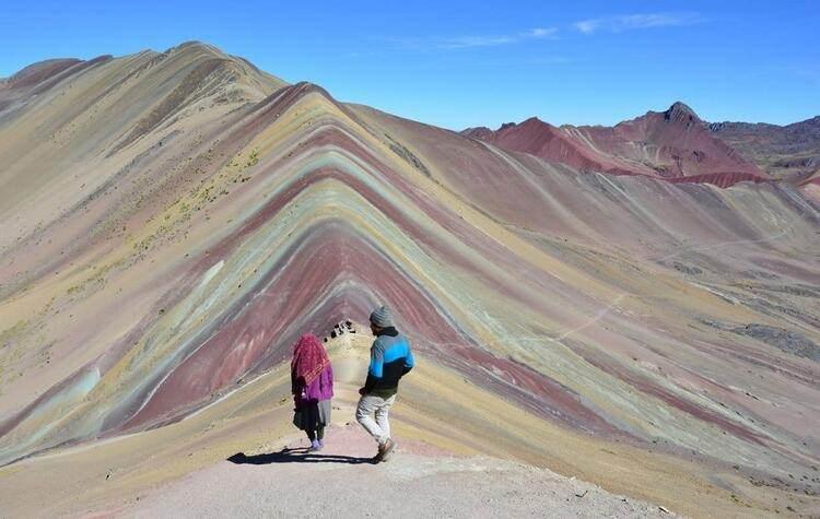 <p><strong>Vinicunca Rainbow Mountain / Vinicunca Gökkuşağı Dağı (Peru)</strong></p>

<p>Bilimsel olarak sebebinin belli olmadığı Vinicunca Gökkuşağı Dağı; yoğun mavi, kırmızı, yeşil, pembe ve sarı pastel renklerle kaplı. Kesinlikle görülmesi gereken garip yerlerden…</p>
