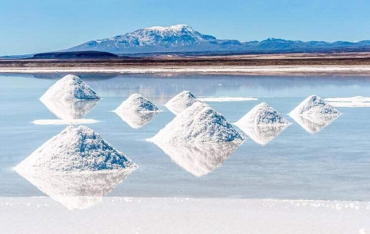 <p><strong>Salar de Uyuni (Bolivya)</strong></p>
<p>Burası dünyanın en büyük tuz golü. İnce bir su tabakası yüzeyde toplandığından, dünyanın en büyük doğal aynası olma özelliğine sahip.</p>