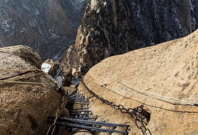 <p><strong>Road to Heaven, Huashan Mountain / Cennete Giden Yol, Huashan Dağı (Çin)</strong></p>
<p>Adrenalin tutkunlarının tercih ettiği bu yolda nabzınızı kontrol etmekte zorlanıyorsunuz. Ölüme meydan okuduğunuz bu yolun sonunda, bir çay evi sizi bekliyor.</p>