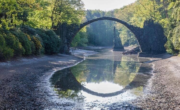 <p><strong>Die Rakotzbrück veya Devil’s Bridge – Şeytan Köprüsü (Almanya)</strong></p>

<p>Almanya’da bulunan ünlü yer eşsiz yapısıyla oluşturulmuş, neresinden bakılırsa bakılsın köprü ve yansıması mükemmel bir çember görüntüsü oluşturuyor.</p>
