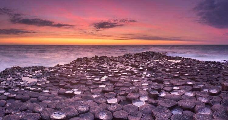 <p><strong>The Giant’s Causeway / Dev Geçit (İrlanda)</strong></p>

<p>Eski bir volkanik patlama sonucu oluşan denizin çekilmesinin ardından oluşan düz kayalar. Dünyanın garip oluşumlu yerlerin arasında yerini alıyor.</p>
