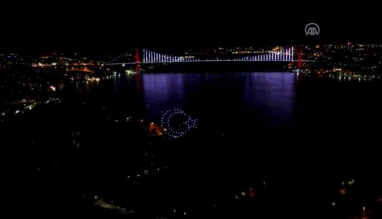 <p>Cumhurbaşkanlığı İletişim Başkanlığı tarafından, 15 Temmuz temasıyla, Kuleli yerleşkesinin duvarlarında Mapping gösterisi ve İstanbul Boğazı’nda Türkiye’de ilk kez 200 İHA ile ışık gösterisi gerçekleştirildi.</p>
