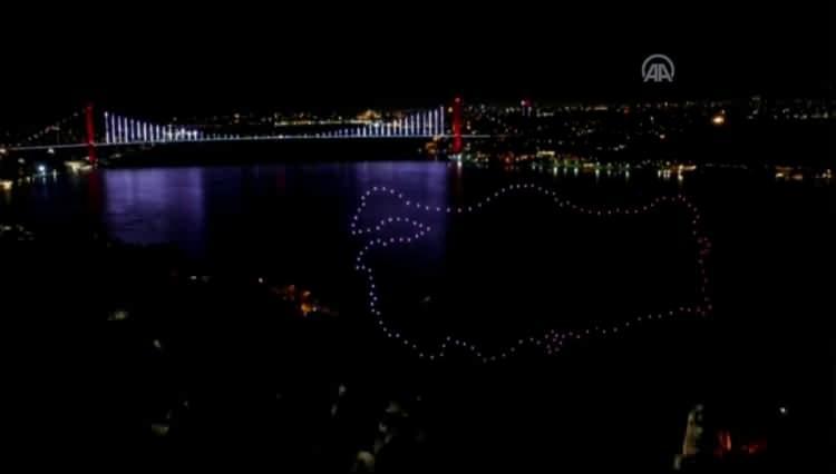 <p>Kuleli’nin duvarlarında üç boyutlu ışık gösterisiyle, İstanbul Boğazı'nda ise İHA'larla gösteri düzenlendi.</p>
<p> </p>
