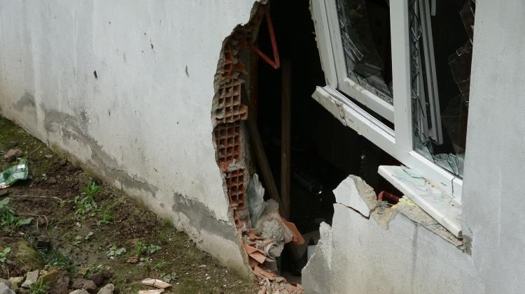 <p>İlk önce eve araç çarptığını düşündüklerini dile getiren Engin, kendilerine geldiklerinde eve büyük bir kaya girdiğini fark ettiklerini söyledi.</p>

